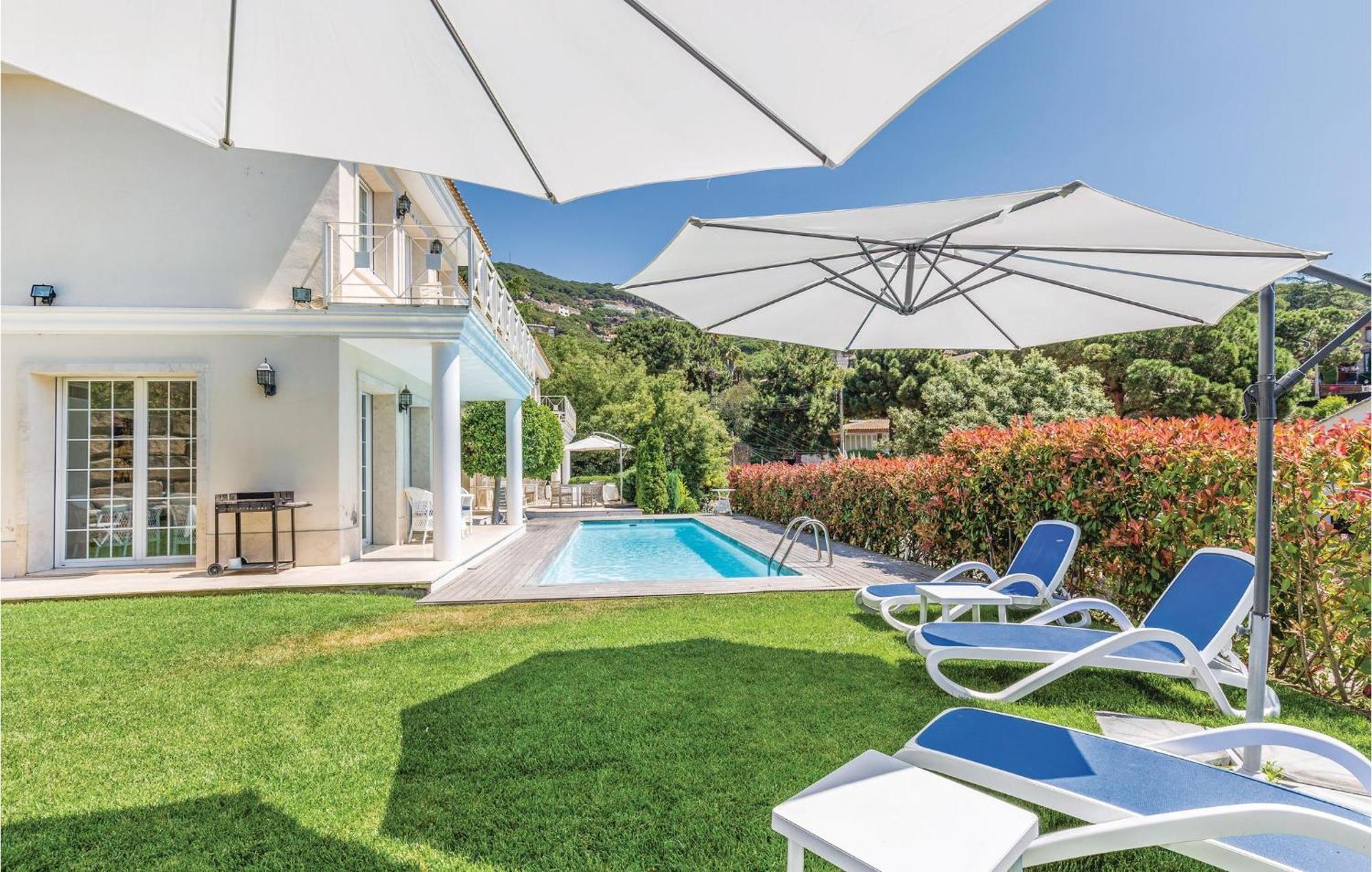 Nice Home In Cabrils With House A Mountain View Bagian luar foto
