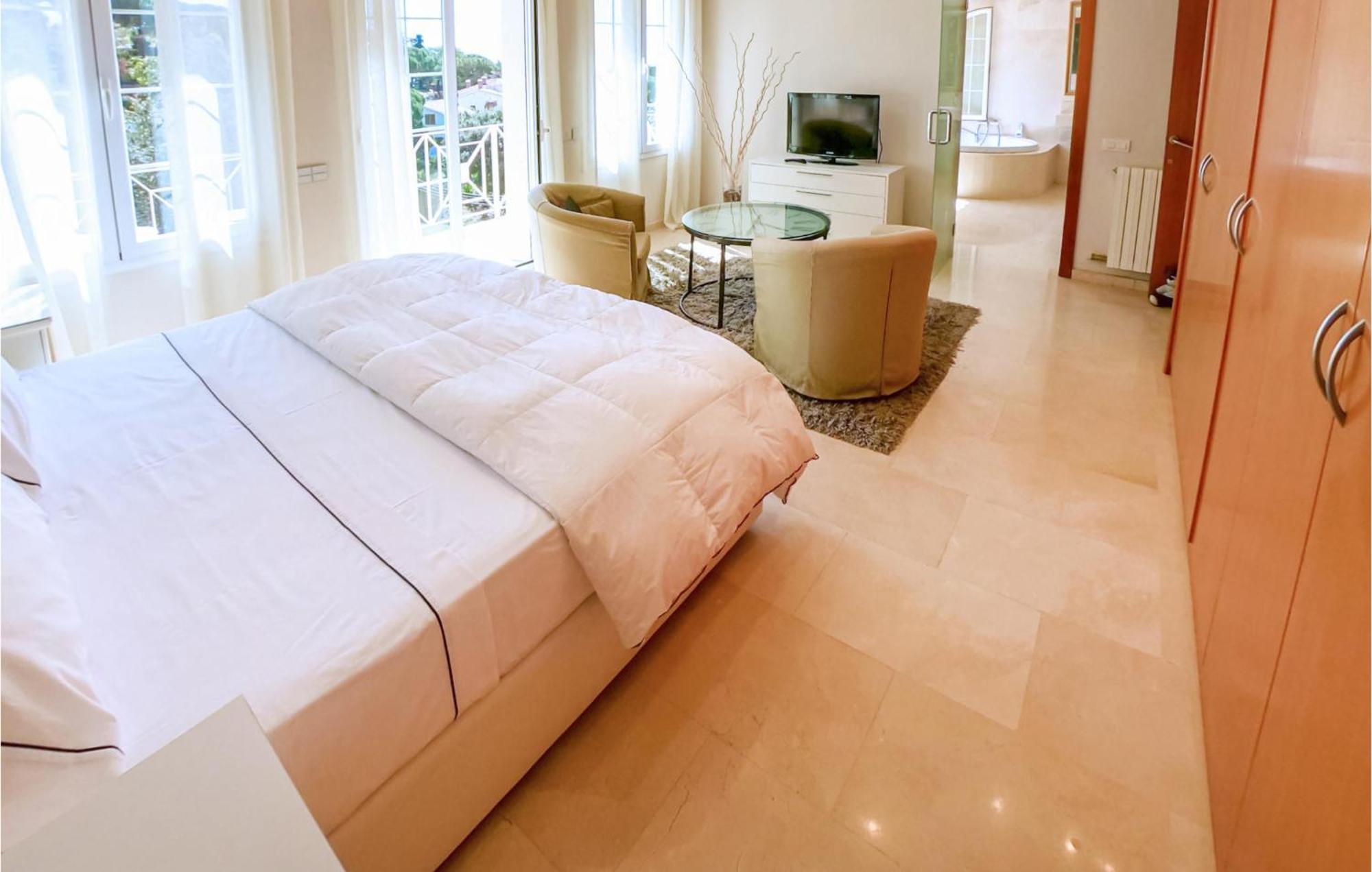 Nice Home In Cabrils With House A Mountain View Bagian luar foto